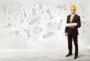 mand-med-hjelm-haandvaerker